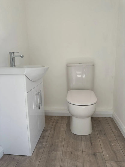 7.5 x 3m Office with kitchenette/WC